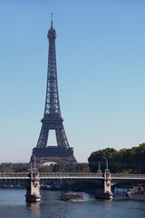 Fototapeta premium The Eiffel Tower and the Pont Rouelle in Paris