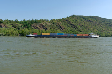 Güterverkehr auf dem Rhein in Richtung Koblenz bei Boppard am Rhein