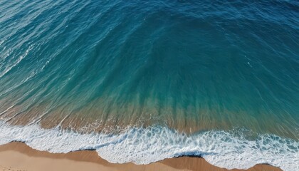 Obraz premium Aerial View of Ocean Waves Breaking on Sandy Beach.