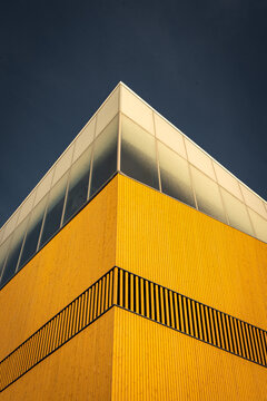 Beautiful Yellow Wall and balck sky: Exterior Views of Oodi Library