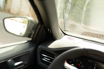 Obraz premium A glimpse inside a parked car on a bright day