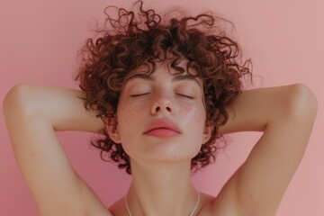 Obraz premium A woman with distinctive freckles and a necklace adorns her neck
