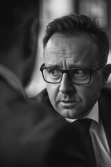 Obraz premium Two professionals discussing something serious,