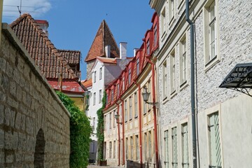 Straße Kooli in Tallin mit Loewenschede-Turm im Hintergrund Tallinn, Estland