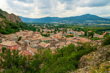 Fototapeta premium Les Mées, village Français, ville française, photographie de voyage, tourisme, touristique, vue de la ville des Mées