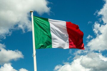 Drapeau italien dans le vent