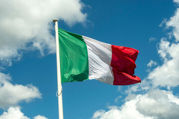 Drapeau italien dans le vent