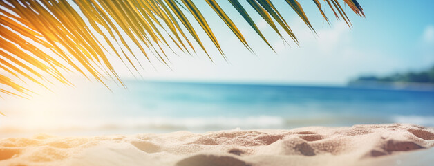 Obraz premium Bannière, paysage et vue sur une plage paradisiaque, avec ciel bleu et mer. Feuilles de palmier. Vacances d'été, soleil, voyage. Espace vide de composition pour conception et création graphique. 