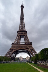 vue de la Tour Eiffel un jour d'orage à Paris en France