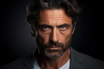 Obraz premium Elegant man with delicate eyes against a gray background.