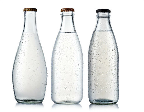 Ganze Glas Wasserflasche mit tropfen frische isoliert auf wei&szlig;en Hintergrund, Freisteller 