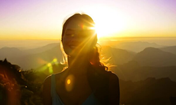 une  belle femme &agrave; contre jour 