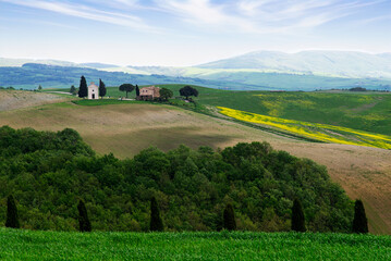 Obraz premium Tuscany, Italy-April 22, 2024: Scenic Tuscan Countryside with Chapel and Fields