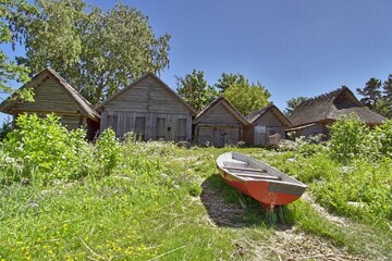 Fischerhütten und Ruderboot an der Ostsee bei Altja, Nationalpark Lahemaa, Estland