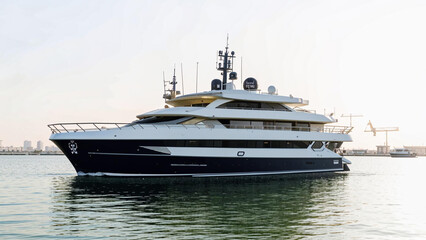 Naklejka premium arafed yacht in the water with a city in the background