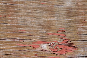 Holzbrett mit verwitterter und abblätternder alter Farbe