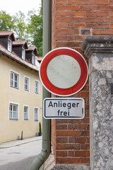 Verkehrszeichen verbieten Durchfahrt mit Ausnahme der Anlieger