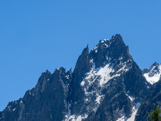 Obraz premium aiguilles secteur chamonix en haute savoie, avec névés pics et ciel bleu