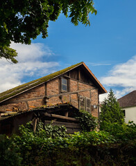 Garten, Hinterhof, kleines Fachwerk mit Ziegel, alte Fenster