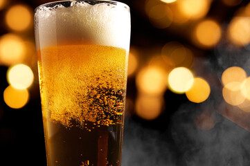 ビアガーデンでビールを注ぐ