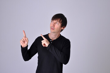 homem modelo apontando para apresentação 