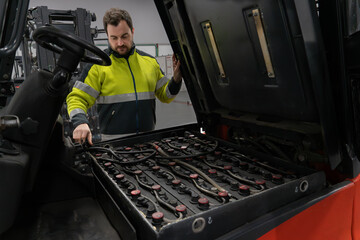 Warehouse manager preparing the forklift battery for its change © Eomer2010