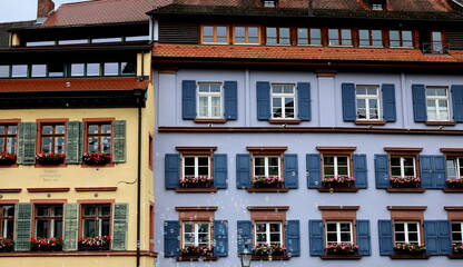 Seifenblasen vor bunten Altbauten in Freiburg