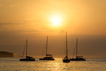 Amanecer en paisaje de costa con barcos - Puerto Ayora - Isla Santa Cruz - Islas Galápagos - Ecuador