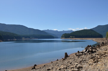 Sunny Day at Detroit Lake, Oregon: A Shoreline View