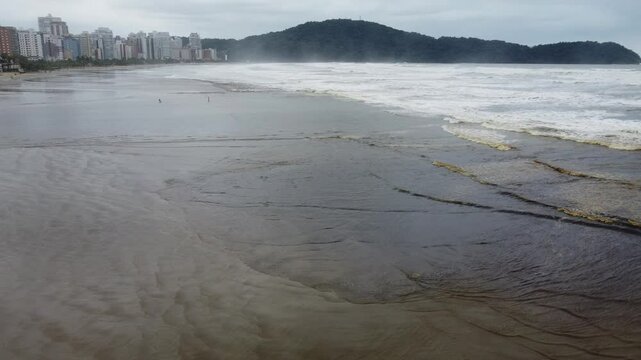 praia grande -  PRAIA ESCURA - RESSACA - NUBLADO
