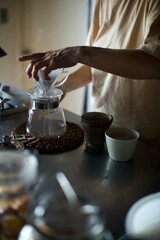 ハンドドリップでコーヒーを淹れているところ