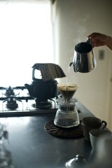 ハンドドリップでコーヒーを淹れているところ