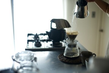 ハンドドリップでコーヒーを淹れているところ