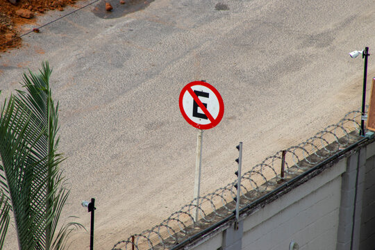 Placa de tr&acirc;nsito indicando proibido estacionar na rua. 