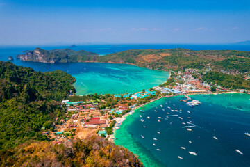 Obraz premium Aerial view panorama landscape longtail boat on Phi Phi island from drone, travel landmark of Thailand