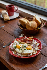 chilaquiles con huevo, pan y café gastronomía mexicana