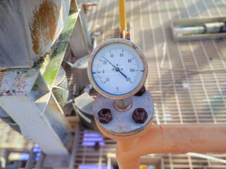 Temperature gauge for measuring pipe temperature in industrial plants