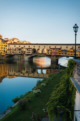 Obraz premium Dawn in the center of the renaissance capital - Florence. The oldest Ponto Vecchio bridge.