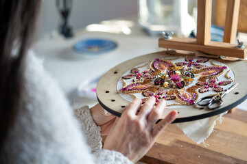 Bordados con Pedrería Fina: Arte y Elegancia en Cada Puntada para Decoración y Moda