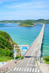夏空の角島大橋を望む