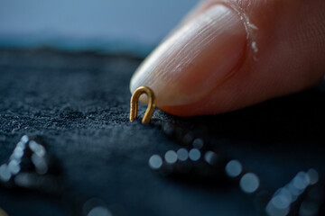 Bordados con Pedrería Fina: Arte y Elegancia en Cada Puntada para Decoración y Moda