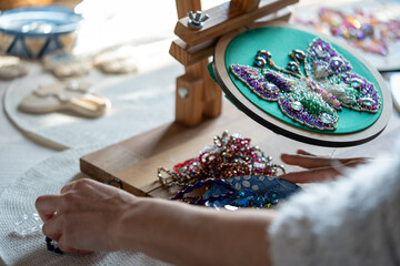 Bordados con Pedrería Fina: Arte y Elegancia en Cada Puntada para Decoración y Moda