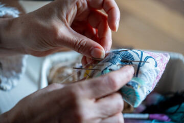 Bordados con Pedrería Fina: Arte y Elegancia en Cada Puntada para Decoración y Moda