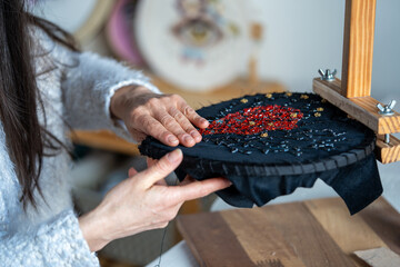 Bordados con Pedrería Fina: Arte y Elegancia en Cada Puntada para Decoración y Moda