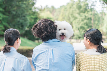犬・ペットと遊ぶ家族・ファミリー（飼い主・両親と子供・3人）

