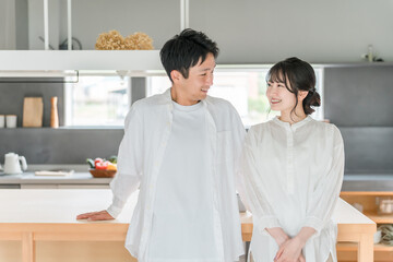 家で結婚生活を楽しむ夫婦・カップル・ディンクス・恋人・新婚
