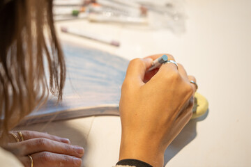 Creación de Piezas Únicas y Tradicionales en un Ambiente Creativo y Colaborativo