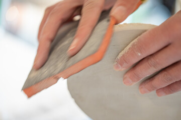 Creación de Piezas Únicas y Tradicionales en un Ambiente Creativo y Colaborativo