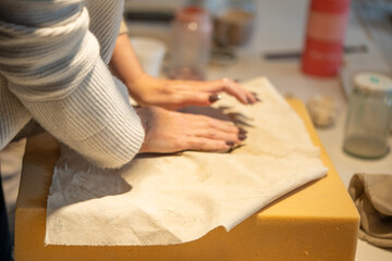 Creación de Piezas Únicas y Tradicionales en un Ambiente Creativo y Colaborativo