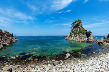 【岩手県久慈市小袖海岸】つりがね洞には夫婦の強いきずなを物語る言い伝えがある。